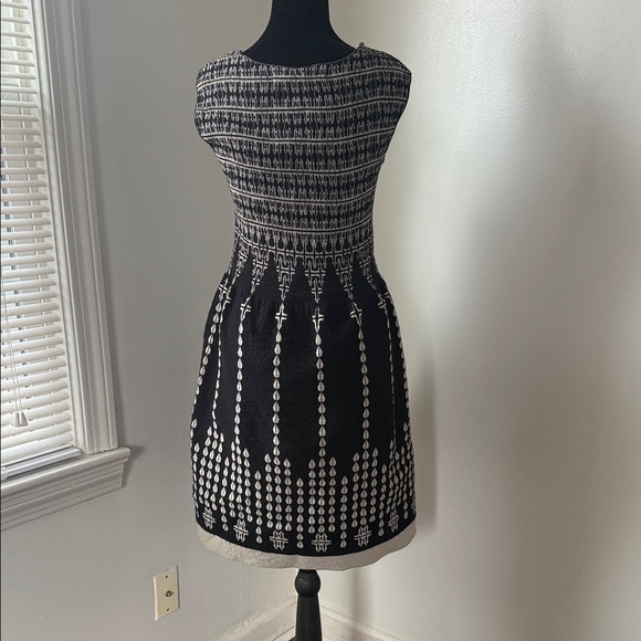Max Studio Black & White Sleeveless Fit & Flare Dress XS V-Neck Patterned - Picture 3 of 7